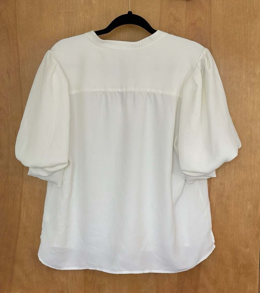 Vince Camuto Women's White Notched Neck Short Puff Sleeve Blouse - Picture 2 of 3